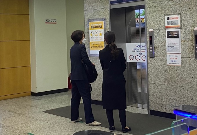 임혜숙 과학기술정보통신부 장관 후보자가 21일 서울 종로구 광화문우체국에 마련된 사무실로 세번째 출근을 하고 있다. 고재원 기자 jawon1212@donga.com