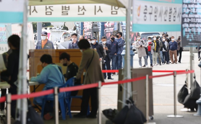 신종 코로나바이러스감염증(코로나19) 국내 신규확진자 수가 사흘 연속 500명 대를 기록한 2일 오전 서울역 광장에 마련된 임시선별 검사소를 찾은 시민들이 검사를 받기 위해 대기하고 있다. 연합뉴스 제공