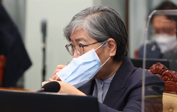 정은경 질병관리청장 등이 12일 오후 청와대 여민관에서 문재인 대통령 주재로 열린 ′코로나19 대응 특별방역 점검회의′에 참석해 있다. 연합뉴스 제공