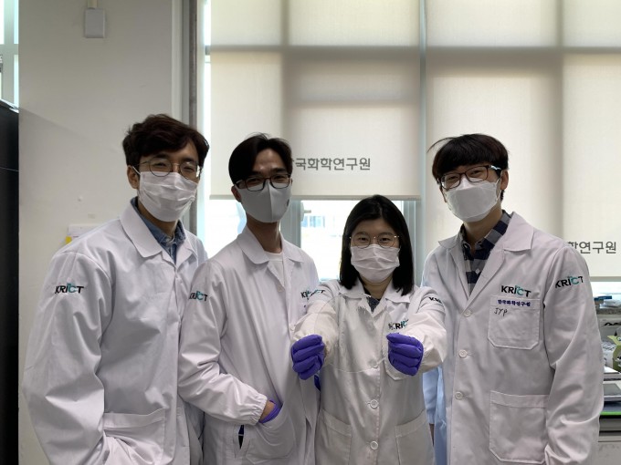 왼쪽부터 화학연 오동엽 선임연구원, 황성연 센터장, 김선미 연구원, 박제영 선임연구원. 화학연 제공.