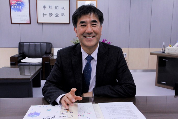 최종배 교장은 ″6년전부터 꼭 해야겠다고 생각했던 일이라 기쁘고 추진하고 싶은 일이 너무 많다″고 말했다. 부산=조승한 동아사이언스 기자 shinjsh@donga.com