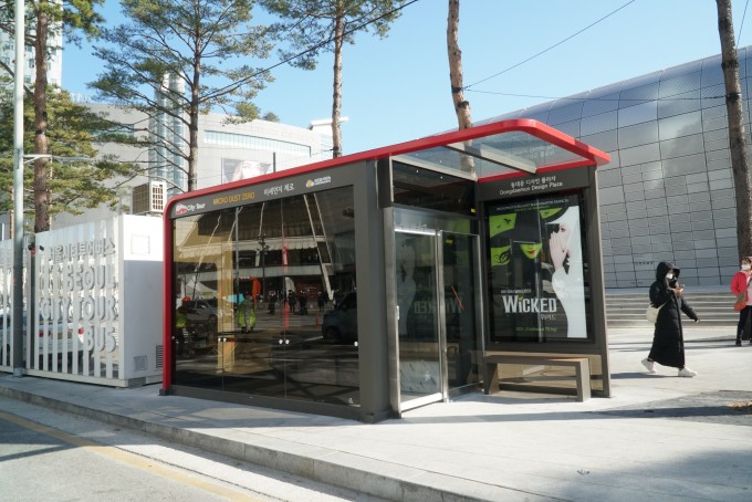 동대문디지털플라자(DDP) 앞 시티투어 버스정류장에 설치된 ‘미세먼지 제로 버스정류장’. 한국건설기술연구원 제공