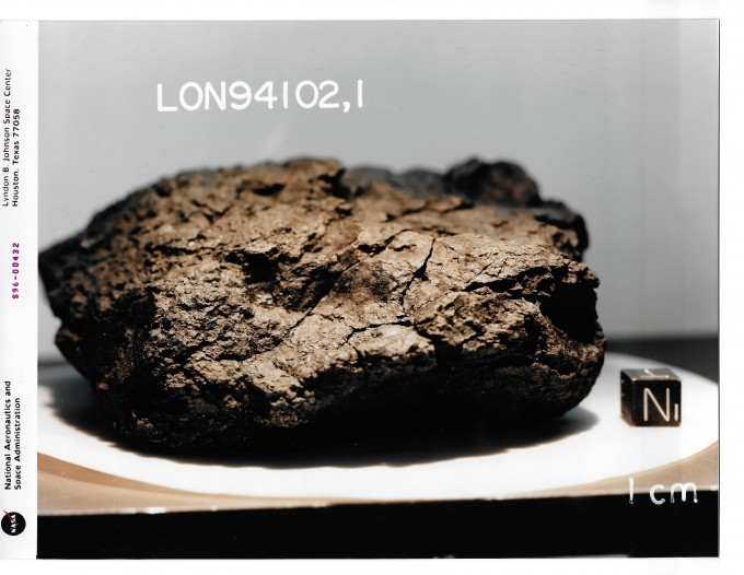 지난 2011년 탄소질 운석 11점을 정밀하게 분석한 결과 1969년 호주에 떨어진 머치슨 운석과 1994년 남극에 떨어진 론울프 누나탁스 94102 운석(사진)에 2-아미노아데닌(Z)이 존재하는 것으로 밝혀졌다. NASA 제공