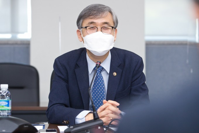 과학기술정보통신부가 3일 오후 대전광역시 유성구 한국에너지기술연구원에서 ′CCUS(탄소 포집 활용 저장) 투자방향 관련 산학연 간담회′ 를 개최했다. 김성수 과학기술정보통신부 과학기술혁신본부장이 산학연 전문가들과 토론하고 있다. 과기정통부 제공.