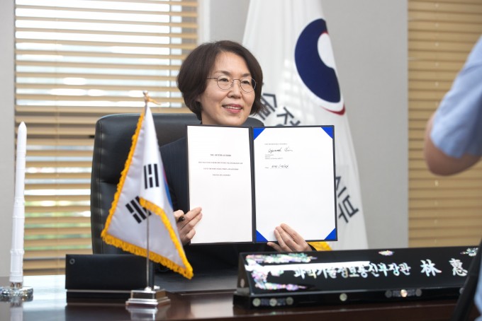임혜숙 과기정통부 장관이 아르테미스 약정 서명 문서를 들어보이고 있다. 과기정통부 제공.