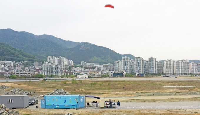 한국전기연구원 공중 풍력발전 연구개발팀이 창원 마산만 인공섬에서 연을 날려 풍력발전을 시연하고 있다. 한국전기연구원 제공