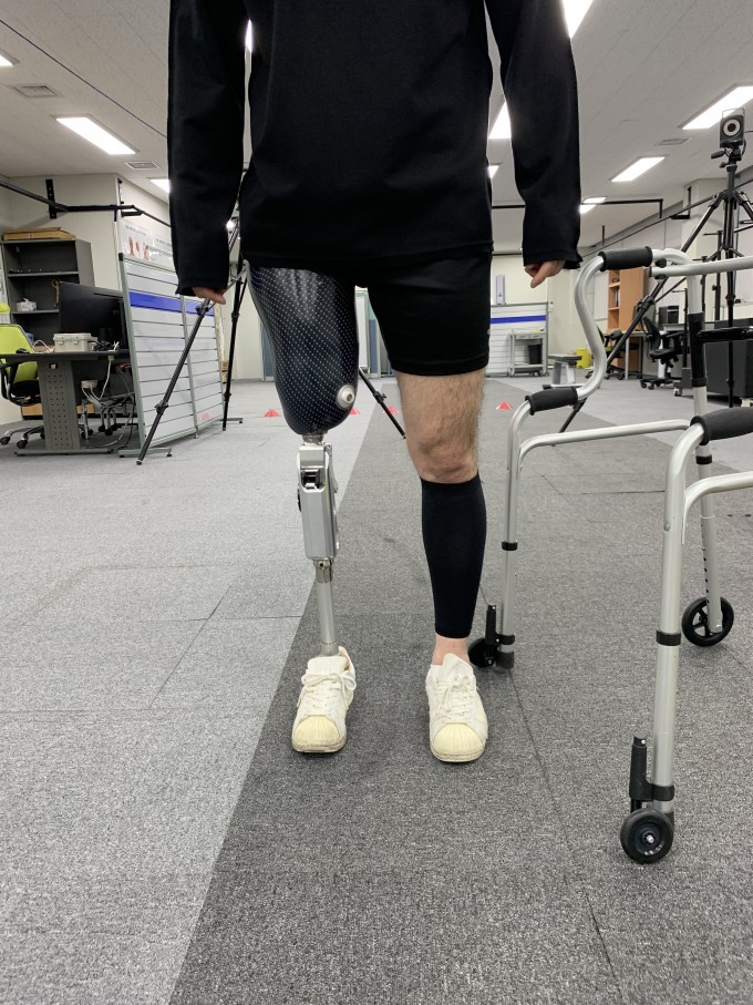 한국기계연구원이 개발한 무릎형 로봇 의족. 국내에서 무릎형 로봇 의족이 개발된 건 이번이 처음이다. 한국기계연구원 제공