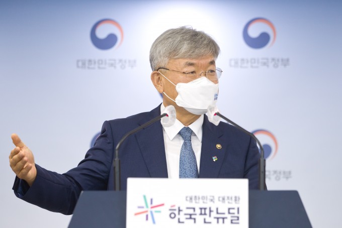 이경수 과학기술정보통신부 과학기술혁신본부장이 22일 오후 서울 종로구 정부서울청사 본관 브리핑룸에서 ′2022년도 국가연구개발사업 예산 배분 조정안′ 관련 브리핑을 하고 있다. 과기정통부 제공.