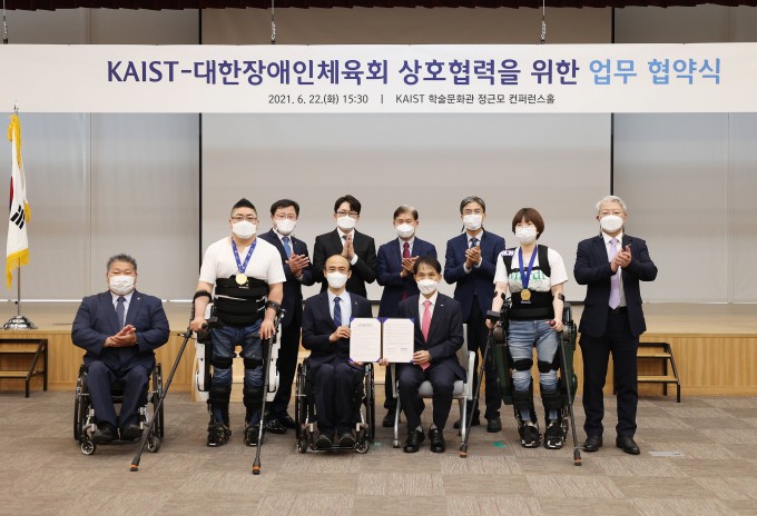 KAIST는 22일 오후 대전 본원 정근모콘퍼런스홀에서 장애인 로봇체육 활성화를 위한 업무 협약을 체결했다. (앞줄 왼쪽 두번째부터) 김병욱 선수, 정진완 대한장애인체육회 회장, 이광형 KAIST 총장, 이주현 선수. KAIST 제공.