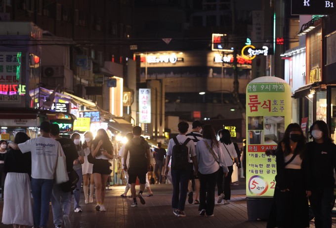 6일 오후 서울 홍대거리가 붐비고 있다. 연합뉴스 제공