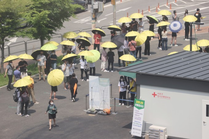 폭염 속 코로나19 검사 대기하는 시민들. 연합뉴스 제공