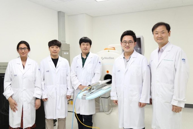 김진수 한국원자력의학원 선임연구원(오른쪽)과 강충모 선임연구원(오른쪽에서 두번째). 한국원자력의학원 제공.