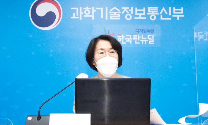 임혜숙 과학기술정보통신부 장관은 5일 세종시 과기정통부에서 취임 후 처음 기자간담회를 열어 ″앞으로 임기 동안 디지털 대전환을 성공적으로 추진하고 국가 연구개발(R&D) 예산 100조원 시대 맞아 핵심기술과 인재확보를 위해 노력하고 코로나19 극복에 최선을 다하겠다″고 말했다. 과학기술정보통신부 제공