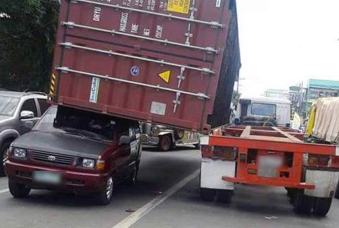 A Shipping Container Falls From a Truck Onto a Passenger Car - DongA ...