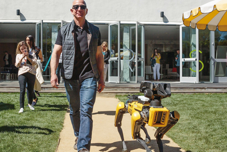 세계 최고 부자의 특별한 개...아마존 CEO와 산책한 로봇 개 ‘스팟미니’