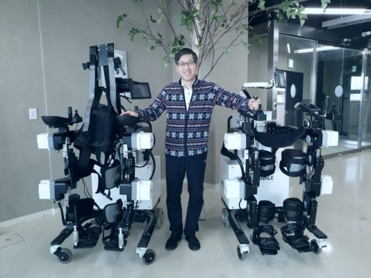 [미리 체험하는 의료로봇]⑦ '내 다리'처럼 자유롭게 걷는 엑소워크