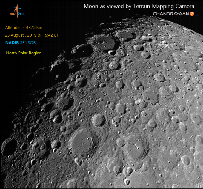 찬드라얀 2호가 보내온 달 북극의 표면 사진이다. 인도우주연구기구(ISRO) 제공