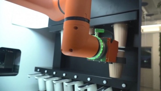 [영상+]로봇이 커피 제조부터 서빙까지.. '24시간 무인 로봇 카페'