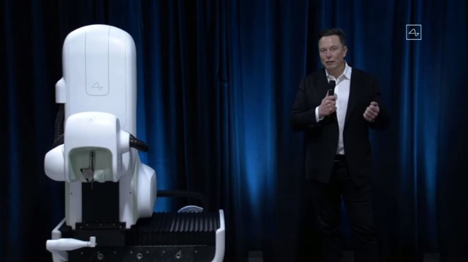 일론 머스크 뉴럴링크 최고경영자(CEO)는 이날 시연회에서 칩 이식 수술을 자동으로 할 수 있는 임플란트 로봇 V2도 선보였다. 유튜브 캡처