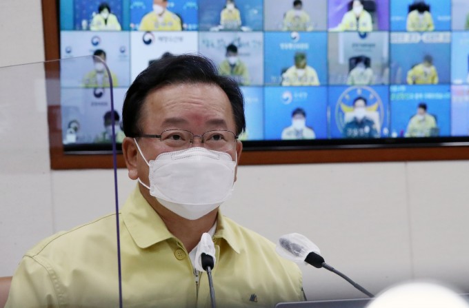 김부겸 국무총리가 2정부서울청사에서 열린 코로나19 대응 중앙재난안전대책본부(중대본) 회의에서 발언하고 있다. 연합뉴스 제공