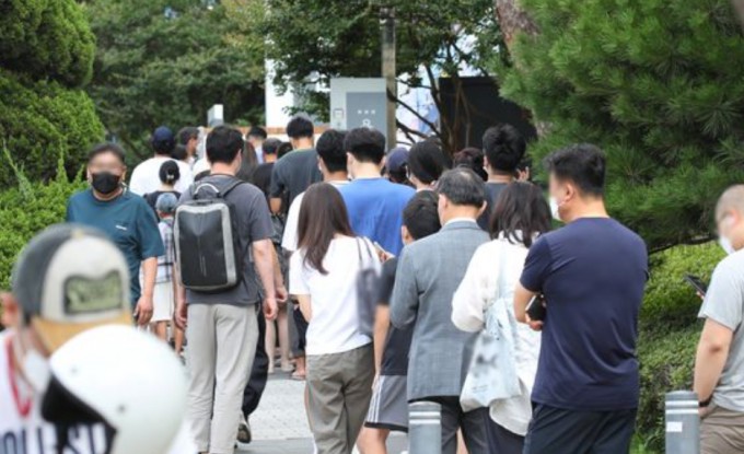 서울 용산구 보건소 선별진료소에서 시민들이 검사를 위해 길게 줄지어 서 있다. 연합뉴스 제공