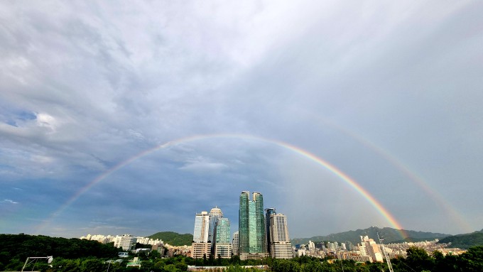 19일 관측된 쌍무지개. 기상청 제공