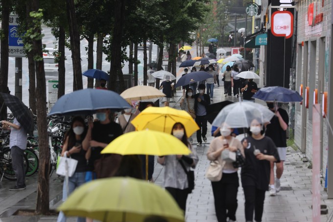4일 오후 서울 마포구 홍대 인근에서 시민들이 마스크를 착용한 채 발걸음을 옮기고 있다. 연합뉴스 제공