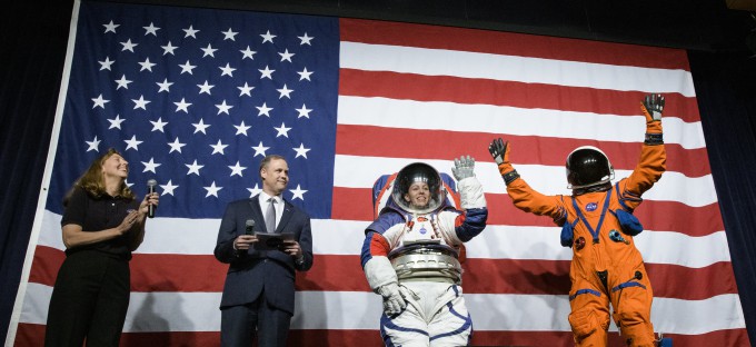 미국항공우주국(NASA)이 2019년 10월 새로운 우주복의 컨셉을 공개하고 있다. 왼쪽 세번째가 새로운 우주복이다. NASA 제공