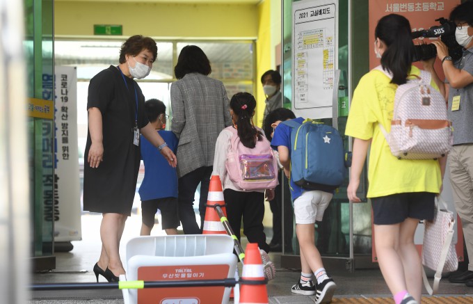 지난 6일부터 전국 유치원과 초, 중, 고등학교 대면 수업을 대폭 확대했다. 일각에서는 백신 미접종층인 10대가 방역 시험대에 가장 먼저 오른 것이 아니냐는 우려도 있지만, 전문가들은 아이들을 생각하면 등교 수업을 확대해야 한다고 보고 있다. 온라인 수업 기간이 길어질수록 오히려 아이들에게 독이 될 수 있다는 판단에서다. 연합뉴스 제공