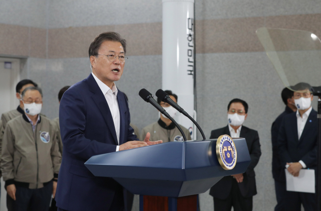 문재인 대통령이 21일 오후 한국형 발사체 누리호(KSLV-2)의 발사 참관을 마치고 전남 고흥 나로우주센터 발사통제동에서 대국민 메시지를 발표하고 있다. 연합뉴스 제공