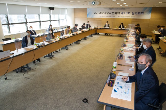 국가과학기술자문회의는 12일 서울 광화문에서 ‘국가과학기술자문회의 제18회 심의회의’를 개최하고 감염병특별위원회 신설 등의 내용을 포함한 ‘제3차 국가 감염병 위기대응 기술개발 추진전략(2022~2026)’을 심의·의결했다. 국가과학기술자문회의 제공