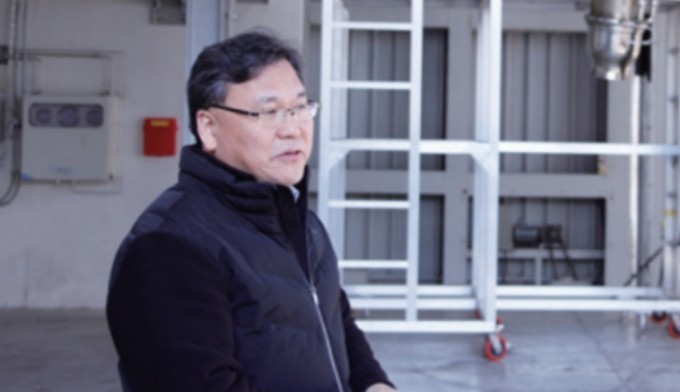 한영민 항우연 발사체엔진개발부장이 지난해 1월 실시된 엔진연소시험에 사용된 75t급 엔진을 보여주고 있다. 조승한 기자