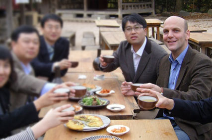 2021 노벨화학상 수상자 중 한 명인 베냐민 리스트 독일 막스플랑크연구소 교수가 제자들과 한국민속촌을 방문한 모습이다. 박사후연구원이었던 양정운 성균관대 화학과 교수가 함께 하고 있다. 성균관대 제공