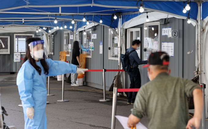서울역광장에 마련된 신종 코로나바이러스 감염증(코로나19) 임시 선별검사소에서 시민들이 검사를 위해 이동하고 있다. 연합뉴스 제공