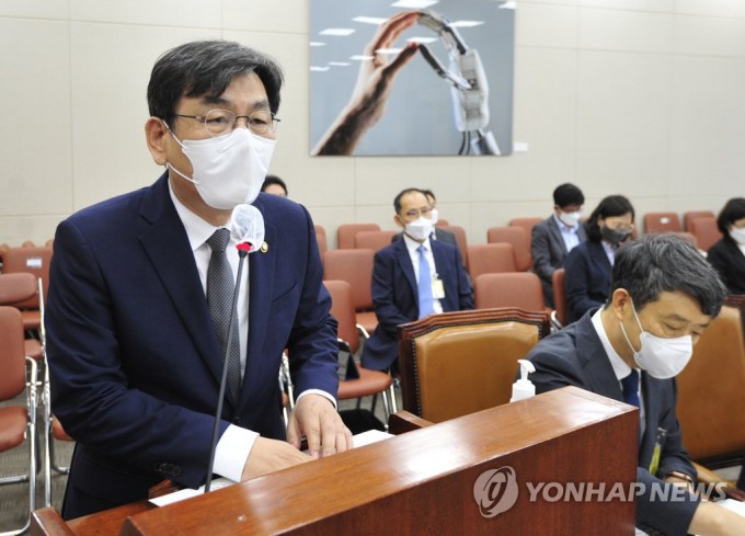 엄재식 원자력안전위원회 위원장이 7일 오전 서울 여의도 국회에서 열린 과학기술정보방송통신위원회의 원자력안전위원회 등에 대한 국정감사에 출석해 업무보고를 하고 있다. 연합뉴스 제공