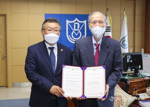 경남대는 9월 30일 경남대 총장실에서 이정환 한국재료연구원 원장(왼쪽)의 신소재공학과 석좌교수 위촉식을 가졌다고 밝혔다. 경남대 제공