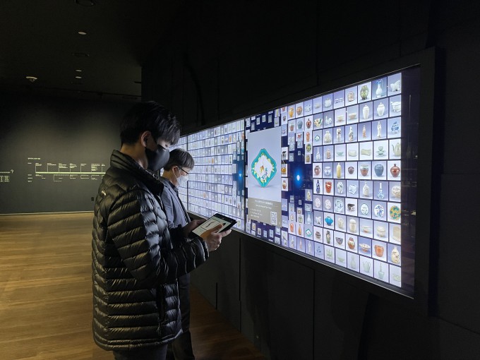 GIST 한국문화기술연구소는 국립광주박물관 1층 아시아도자문화실에서 26일부터 내달 7일까지 청각장애인을 대상으로 ‘박물관 해설문 한국수어 번역 시범서비스’를 실시한다. GIST 제공