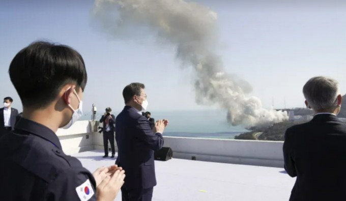 2021년 3월 25일 문재인대통령이 전남 고흥군 나로우주센터 연구동 관람대에서 누리호 1단 종합연소시험을 참관한 모습이다. 연합뉴스 제공