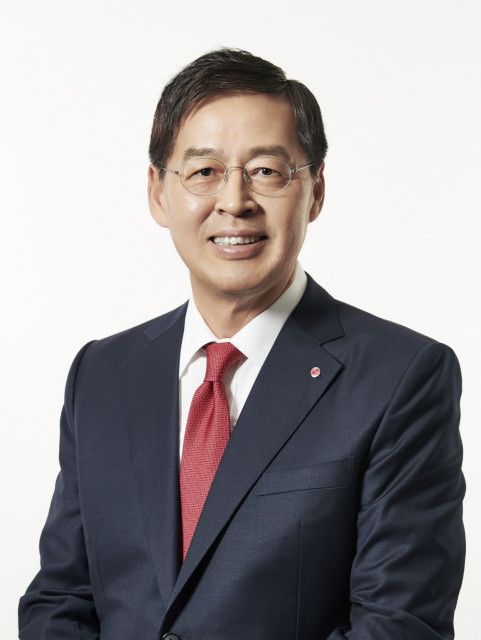 LG화학 부회장이 ‘제31회 자랑스러운 서울대인’으로 선정돼 오세정 서울대 총장에게 기념패를 받았다. 서울대 공대 제공