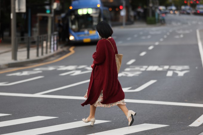 쌀쌀한 날씨를 보인 12일 오전 서울 종로구 광화문네거리에서 긴 외투를 입은 시민이 발걸음을 옮기고 있다. 연합뉴스 제공