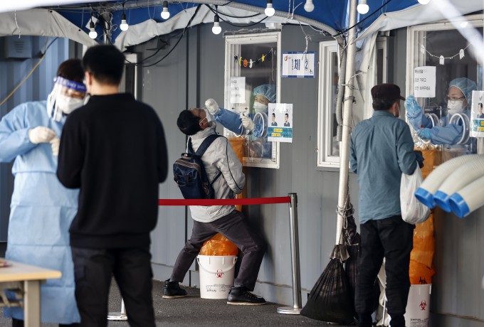 17일 오전 서울역에 설치된 중구임시선별검사소에서 시민들이 신종 코로나바이러스 감염증(COVID-19·코로나19) 검사를 받고 있다. 연합뉴스 제공