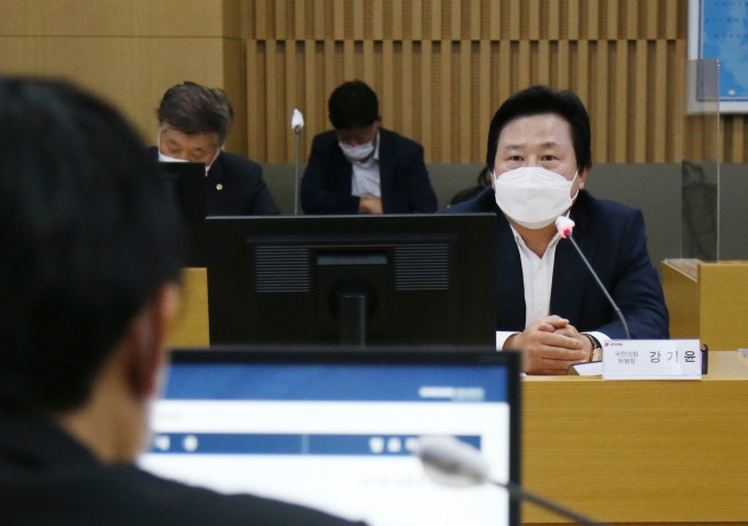 코로나19 대유행 이후 고열에 시달리는 환자들이 코로나19가 의심된다는 이유로 응급실에서 진료 거부를 당하는 일이 빈번했던 것으로 드러났다. 이 때문에 응급환자를 치료할 골든타임을 놓칠 수 있다는 지적이다. 사진은 지난달 29일 인천 송도국제도시 삼성바오로직스 간담회에서 발언하고 있는 강기윤 의원. 연합뉴스 제공
