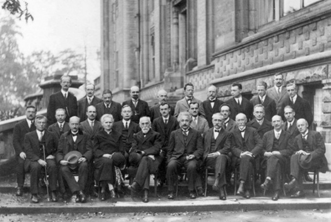 1927년 10월 벨기에 브뤼셀에서 열린 ‘제5차 솔베이 회의’에 참여한 학자들이 모여 찍은 사진. 5차 회의 주제는 ‘전자와 광자’로, 양자역학이 만들어 낸 물리학의 위기를 어떻게 해결할 것인가가 핵심 논의사항이었다.  아인슈타인(왼쪽에서 다섯번째), 마리 퀴리(왼쪽 세 번째)가 보이고 둘째줄 맨 오른쪽 닐스 보어가 위치해 있다. 위키피디아 제공 