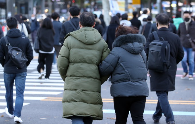 절기상 소설(小雪)인 22일 오전 서울 종로구 세종대로 네거리에서 시민들이 쌀쌀한 날씨에 발걸음을 서두르고 있다. 연합뉴스 제공