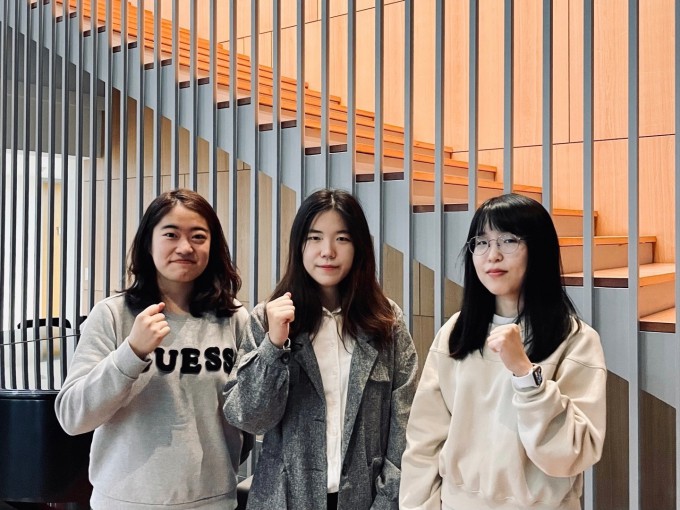 최재혁 KAIST 전기및전자공학부 교수팀의 (왼쪽부터)조윤서, 박선의, 방주은 박사과정 연구원이 ‘제22회 대한민국 반도체 설계대전’에서 대통령상을 수상했다. KAIST 제공.