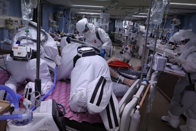코로나19 거점전담병원인 평택 박애병원의 중환자실에서 의료진이 환자의 병상을 옮기고 있다. 연합뉴스 제공