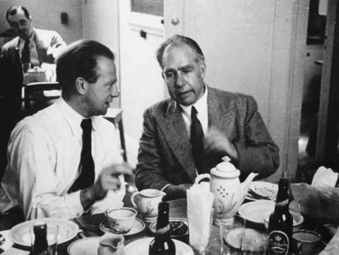 1934년 코펜하겐의 학회 모임에서 이야기를 나누고 있는 닐스 보어((오른쪽)와 하이젠베르크. 위키피디아 제공