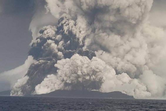[영상]남태평양 해저화산 분출 20km 높이 화산구름…한때 미국·일본 등 쓰나미 경보·관측