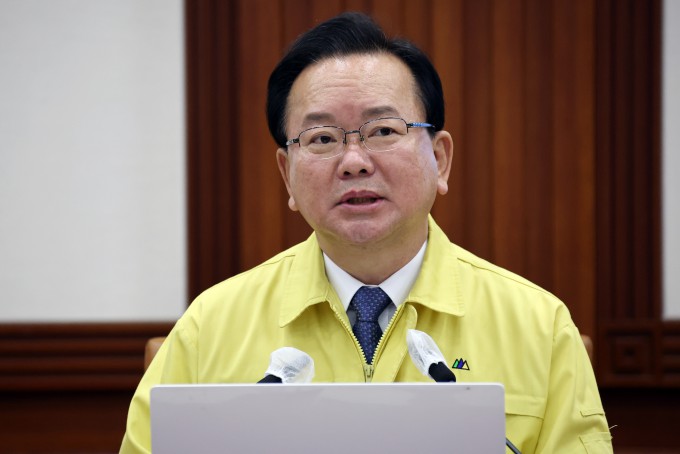 중대본 회의 주재하는 김부겸 총리 (서울=연합뉴스) 김승두 기자 = 김부겸 국무총리가 14일 정부서울청사에서 열린 코로나19 대응 중앙재난안전대책본부 회의를 주재하고 있다.