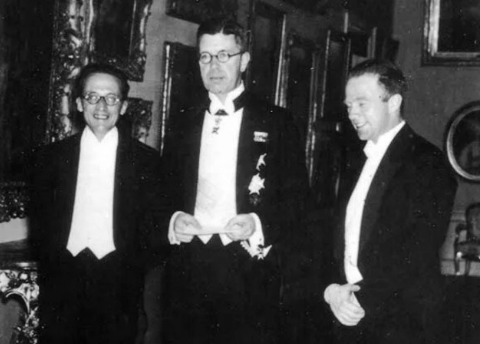 슈뢰딩거(왼쪽)와 하이젠베르크(오른쪽), 스웨덴 왕(가운데). 1933년 노벨상 수상식의 모습이다. 노벨상위원회 제공